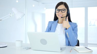 Kadın hareketi müşteriler için başparmak yukarı yapıyor