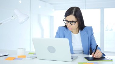 Bir bilgisayar için çizim tablet ile çalışan tasarımcı