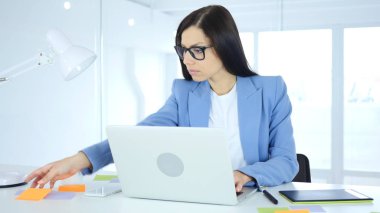 Kadın tasarımcı yaratıcı ofisinde çalışan meşgul