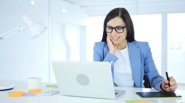 Grafik tasarımcı çalışma üstünde Laptop tablet