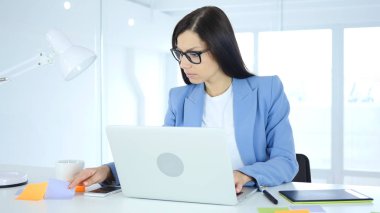 Yeni Plan Office üzerinde çalışan kadın tasarımcı