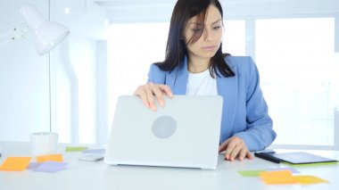 Dizüstü bilgisayar kapatma ve bürosundan çıkarken kadın