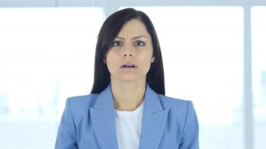 Merak, şok, genç iş kadını için beklenmedik sürpriz