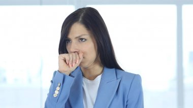 Kadın hasta öksürük, öksürük ve boğaz boğaz