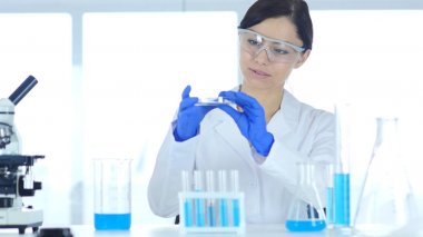 Reaksiyon izle cam laboratuvar eğitim tıbbi bilim adamı