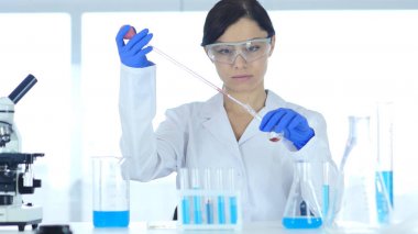 Femalescientist araştırma ve reaksiyon laboratuvar iş