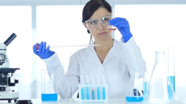 Kadın bilim adamı araştırma ve reaksiyon laboratuvar iş