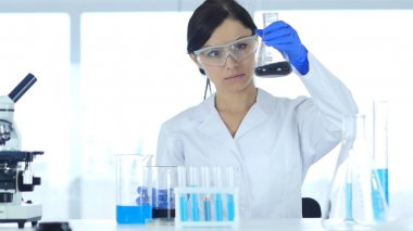 Laboratuvar şişesi oluyor tepki bakarak bilim adamı