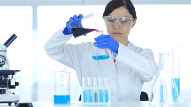 Araştırma bilim adamı Flaskfor tepki laboratuvar kimyasal dökme