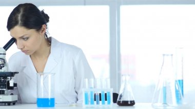 Kimyager, bilimsel açmaktadır laboratuvar mikroskop çalışan