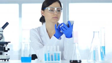 Bilim adamı kullanarak telefon laboratuvar