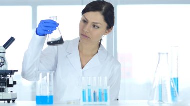 Laboratuvar Test tüpü çözümde bakarak araştırma bilim adamı