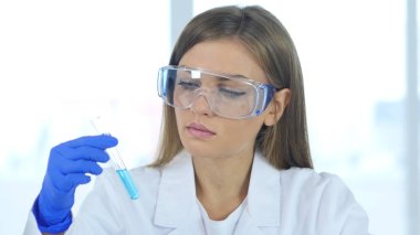 Kadın araştırma bilim adamı, Doktor tüp bebek mavi çözümde bakarak