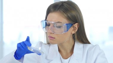 Bilim adamı izle cam laboratuvar, koruyucu gözlük tepki arıyorum