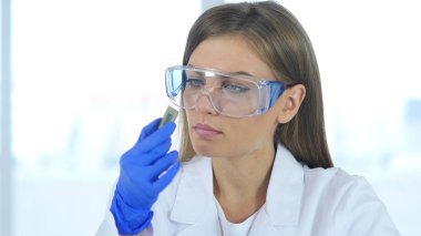 Bilgisayarın yeni çip inceleyerek kadın bilim adamı