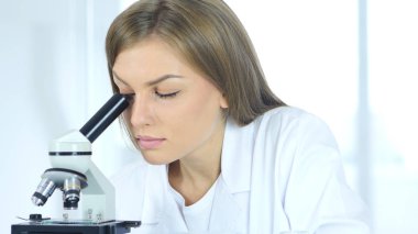 Kadın kimyacı, bilimsel açmaktadır laboratuvar mikroskop çalışan