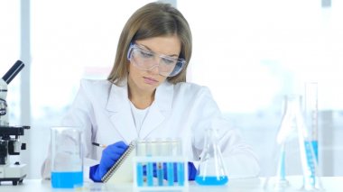 Kadın bilim adamı yazma ayrıntıları, laboratuvar araştırma sonucu