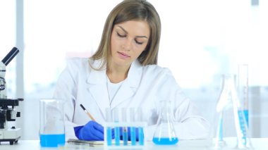 Kadın bilim adamı yazma ayrıntıları, laboratuvar araştırma sonucu