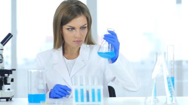 Laboratuvar şişesi oluyor tepki bakarak kadın bilim adamı