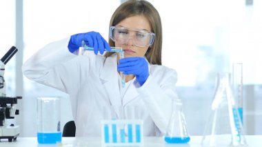 Laboratuvarda çalışan, çözüm Test tüpü içinde dökme kadın bilim adamı
