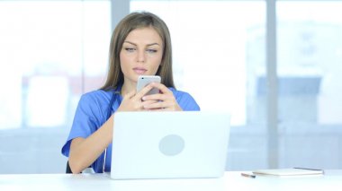 Erkek doktor laboratuvarda Smartphone kullanarak