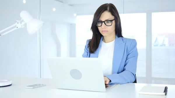 Junge Unternehmerin arbeitet im Büro am Laptop — Stockfoto
