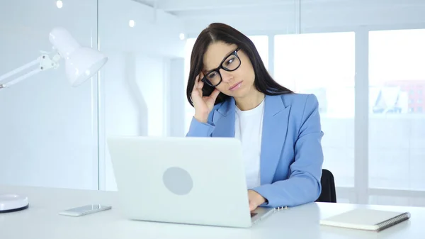 Geschäftsfrau mit Kopfschmerzen, Anspannung und Stress — Stockfoto