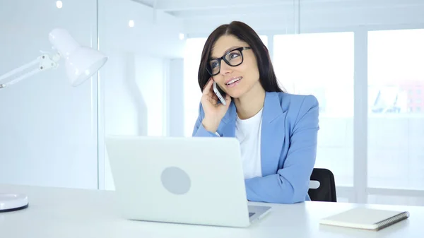 Młoda kobieta interesu rozmowy na telefon, uczestniczy rozmowy w pracy — Zdjęcie stockowe