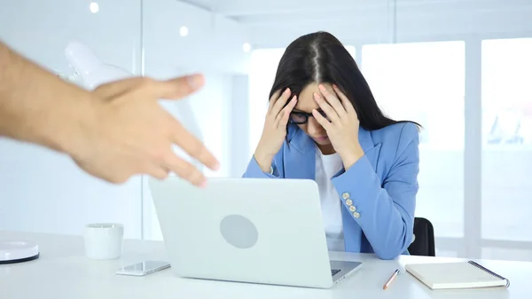 Dor de cabeça e frustração, mulher reagindo ao chefe irritado no trabalho — Fotografia de Stock