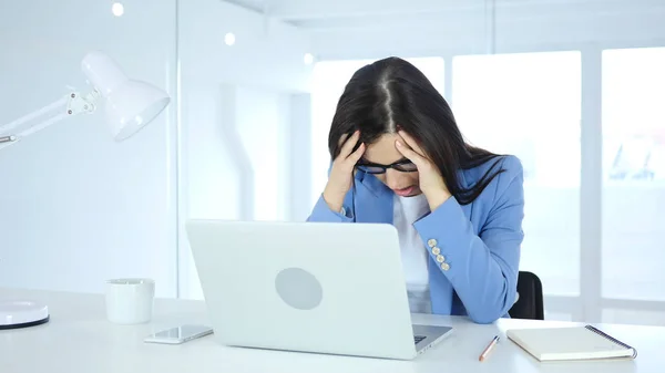 Dor de cabeça e frustração para a mulher no trabalho — Fotografia de Stock