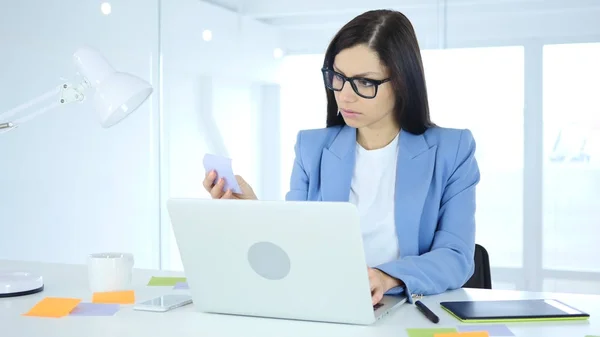 Diseñadora femenina que trabaja en la oficina creativa, leyendo notas adhesivas — Foto de Stock