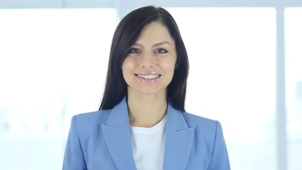 Porträt einer lächelnden jungen Geschäftsfrau — Stockfoto
