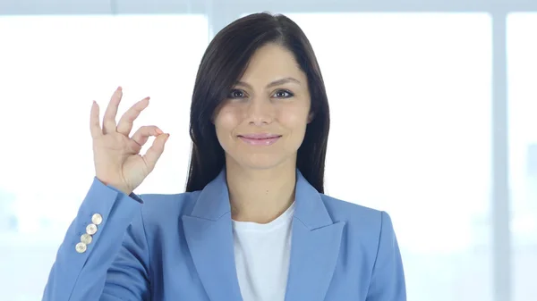 Okay Sign by Young Businesswoman, Gesture — Stock Photo, Image