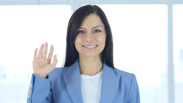 Hallo, positive junge Geschäftsfrau winkt — Stockfoto