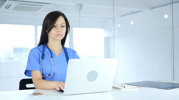 Médico feminino digitando no laptop no hospital — Fotografia de Stock