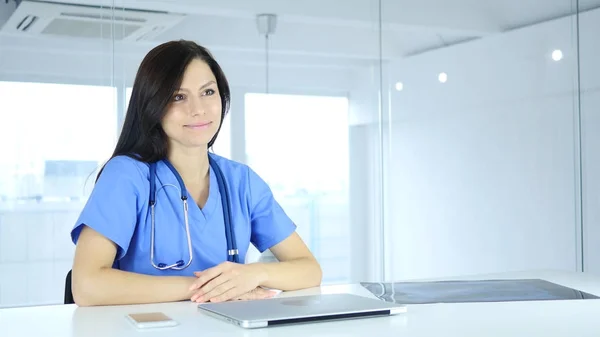 Médico conversando com paciente, discutindo sobre cuidados de saúde — Fotografia de Stock