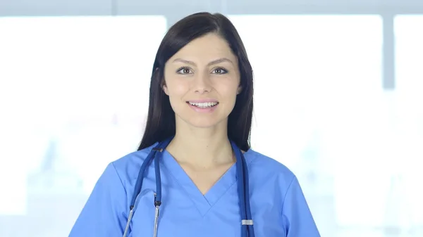 Retrato do médico olhando para a câmera, revestimento de laboratório — Fotografia de Stock