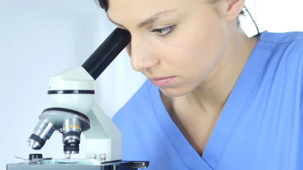연구를 위한 실험실에서 현미경을 사용 하 여 여성 의사 — 스톡 사진