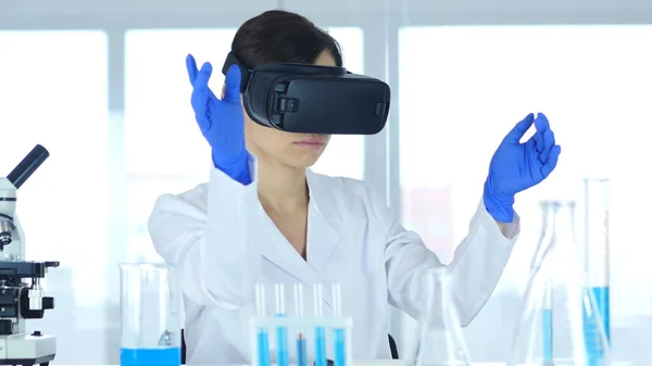 과학자를 사용 하 여 가상 현실 안경에 대 한 실험실, Vr 고글 — 스톡 사진