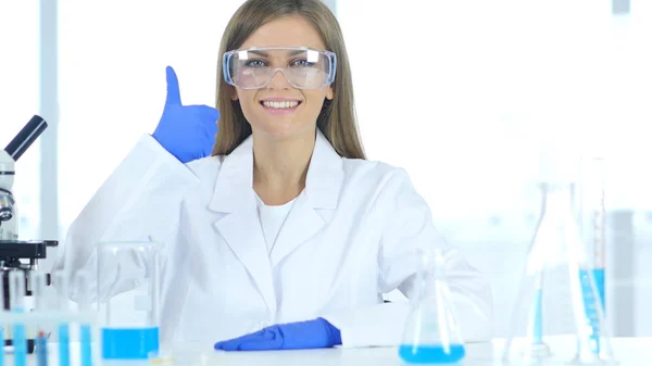 Tummen upp av kvinnliga forskare i laboratorium — Stockfoto