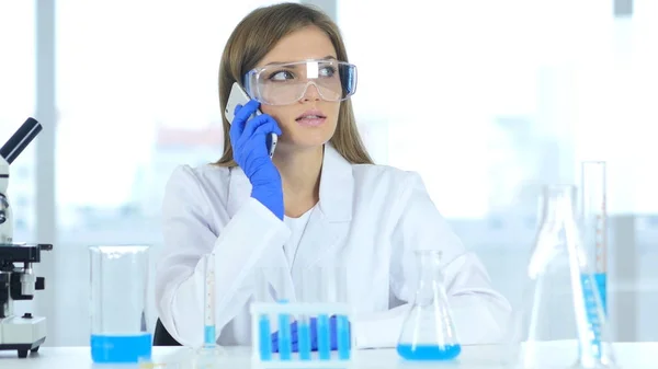 실험실에서 전화 통화 하는 여성 과학자 — 스톡 사진