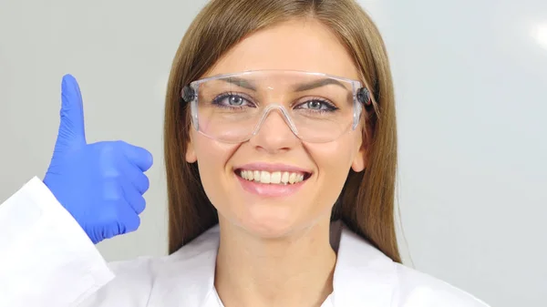 Pulgares hacia arriba por científica femenina en el laboratorio — Foto de Stock