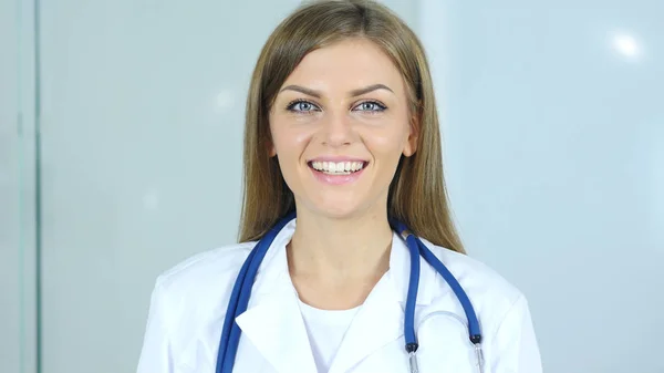 Porträt einer lächelnden positiven Ärztin in der Klinik — Stockfoto