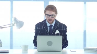 Kızıl saçlı işadamı kutluyor başarı, heyecan yüksek düzeyde