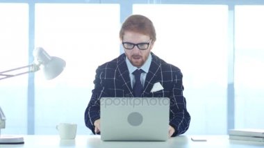 Kızıl saçlı işadamı yeni fikir planlama düşüncelerinde kaybetti