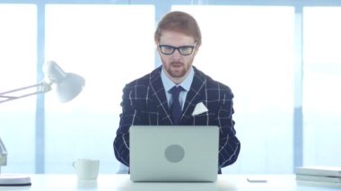 Kızıl saçlı işadamı iş kaybı için tepki, kızgın