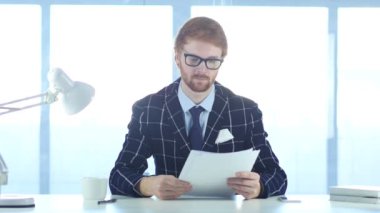 Kızıl saçlı işadamı belgeleri Office belgeleri, veren