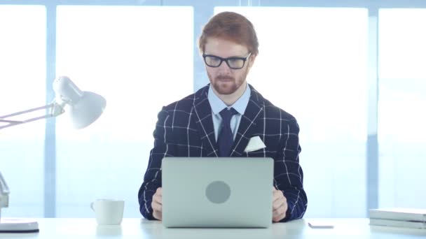 Redhead Pensive Man Pensando e Trabalhando no Laptop — Vídeo de Stock