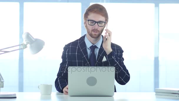 Rothaarige Geschäftsmann telefoniert, besucht Anruf bei der Arbeit — Stockvideo