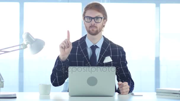 Redhead affärsman förnekar erbjudande genom att vifta med fingret, avvisa — Stockvideo